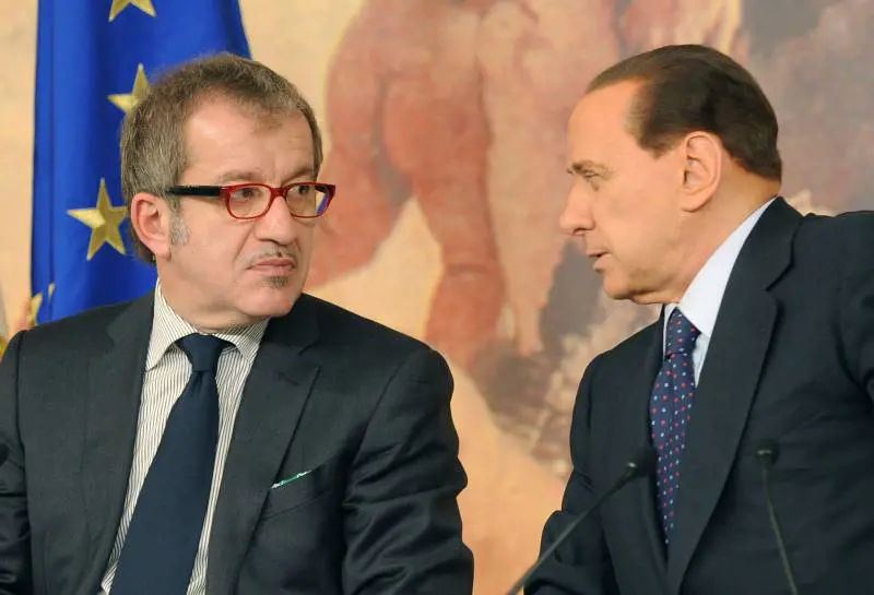 Silvio Berlusconi con il leader della Lega Roberto Maroni