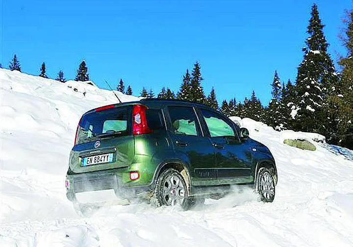 La compatta ancora una volta protagonista della montagnaFiat Panda 4x4 resta la «mini» regina della neve