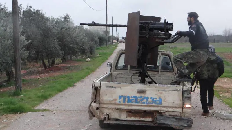 Ribelli vicino alla base aerea di Taftanaz, nell'area di Idlib