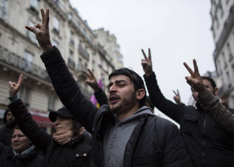 Proteste a Parigi dopo l'uccisione di tre donne del Pkk curdo