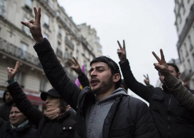 Proteste a Parigi dopo l'uccisione di tre donne del Pkk curdo