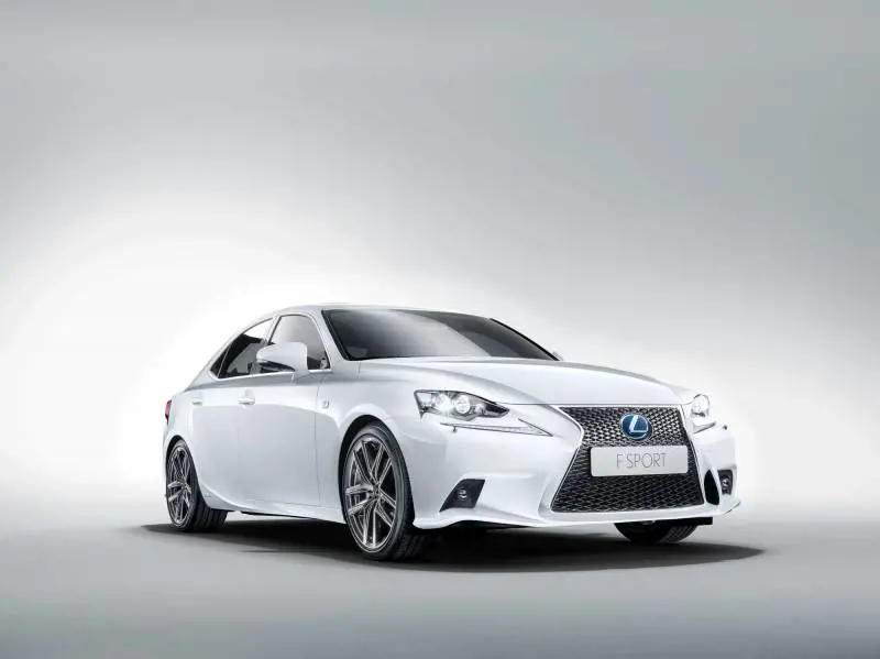 La nuova Lexus IS Hybrid