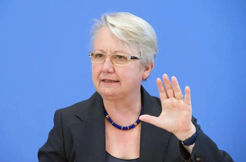 Germania, ministro tedesco "ha copiato la tesi" 