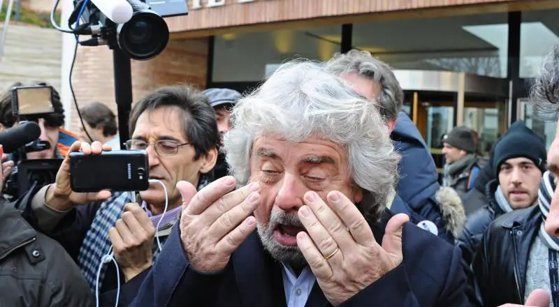I sudditi di Siena in rivolta nell'assemblea show con Grillo