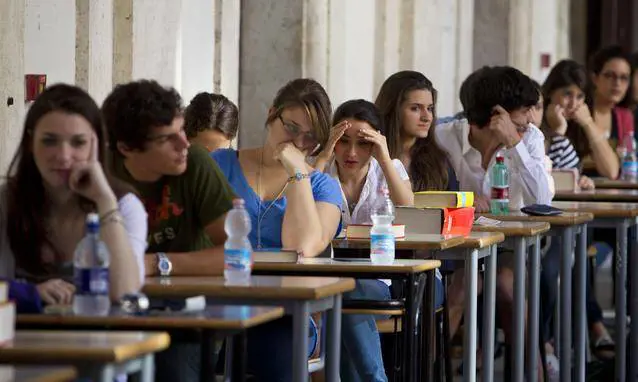 Emergenza istruzione: oltre 160mila studenti lasciano le superiori