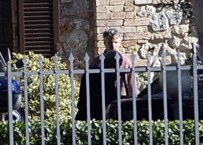 Giuseppe Mussari arriva con l'autista nella sua residenza di campagna