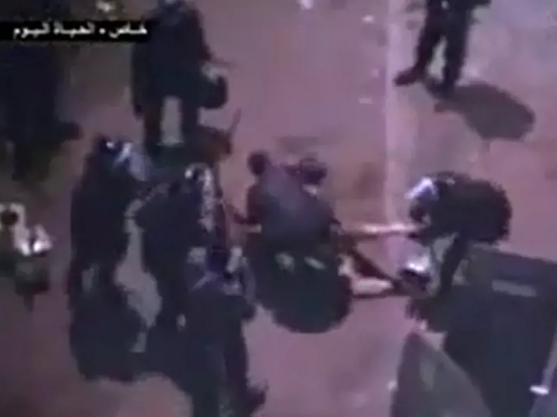 Video choc scuote l'Egitto Uomo denudato e malmenato dalle forze dell'ordine