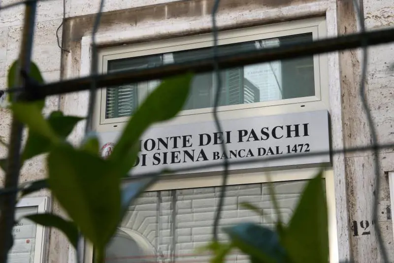 L'insegna di una filiale della banca Monte dei Paschi di Siena
