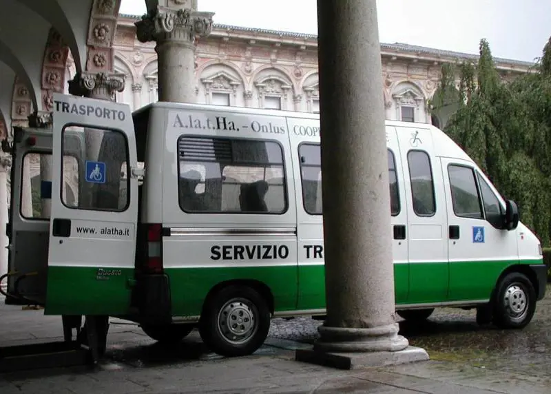 Rubano il bus della onlus Alatha I disabili restano bloccati in casa