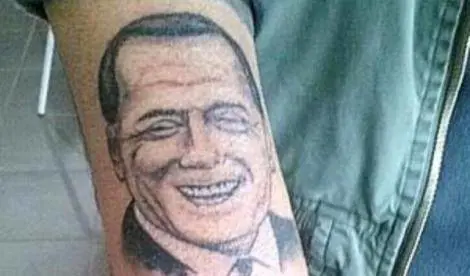 Si tatua il volto del Cav sull'avambraccio