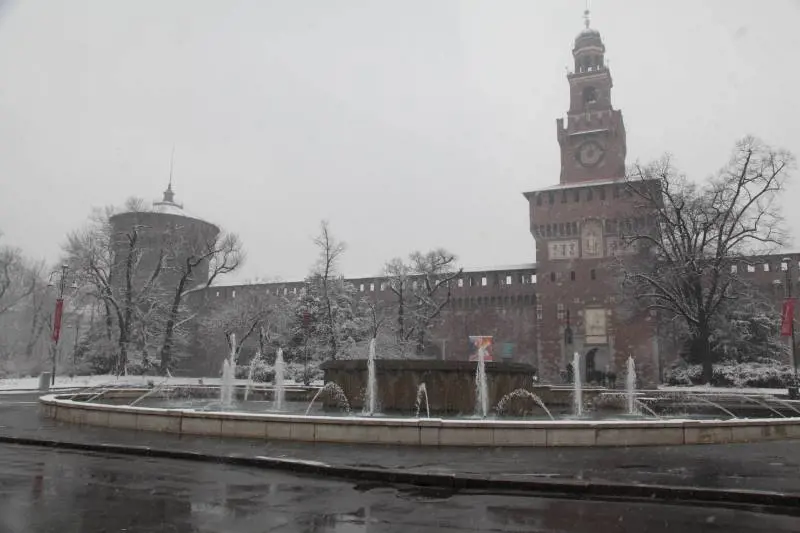 È arrivata la "grande nevicata": scuole chiuse, auto ferme, stop ai tir e riduzione dei voli