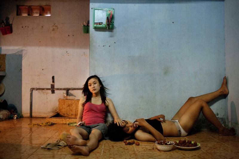 Maika Elan, vietnamese, fotografa lo scatto vincitore per i temi contemporanei: due donne lesbiche in Vietnam