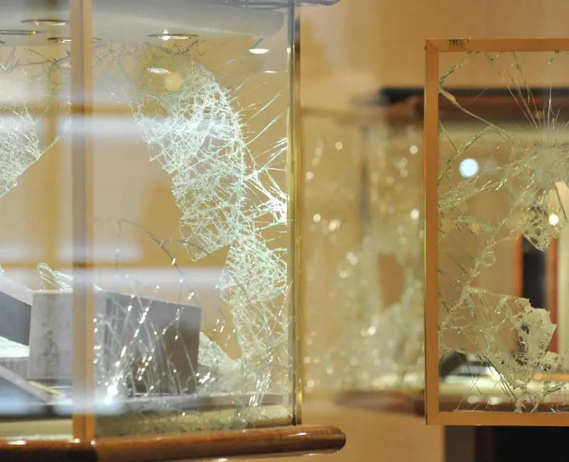 Rapina con mazze e molotov Scene di guerra in via della Spiga