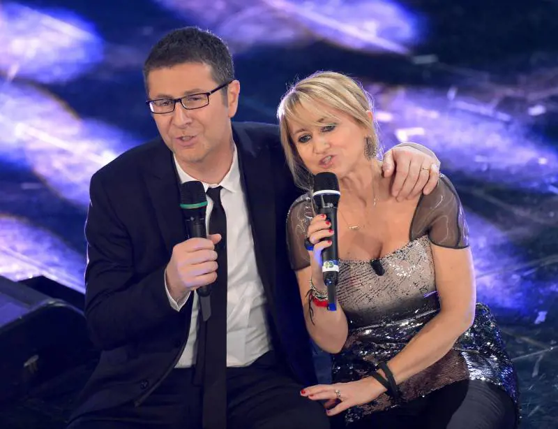 Luciana Littizzetto e Fabio Fazio sul palco del teatro Ariston