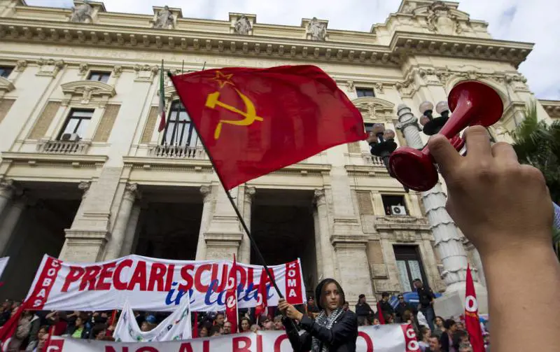 La sinistra eversiva ha scelto: "Votate Cinque stelle"