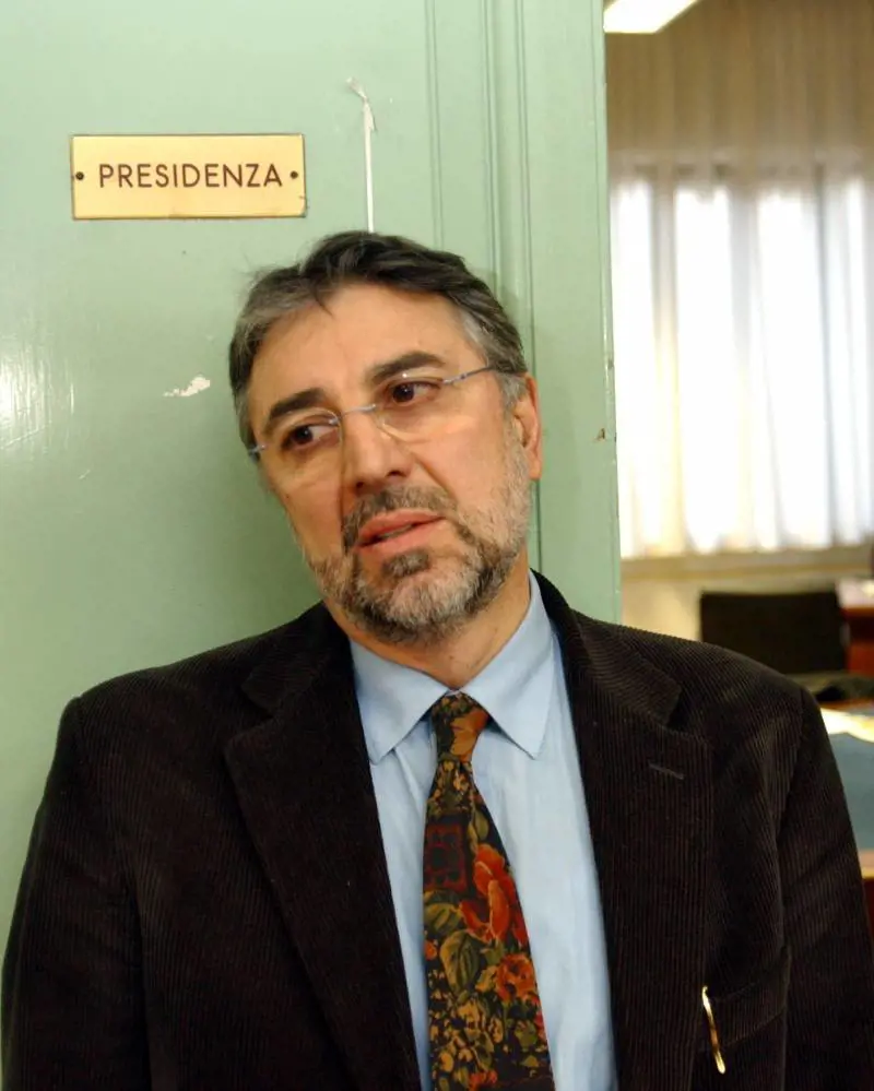 Nei corridoi del liceo sigarette vietate Anche se elettroniche