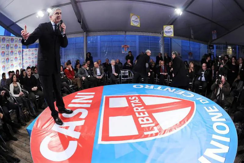 Il comizio di Pier Ferdinando Casini che chiude la campagna elettorale dell'Udc