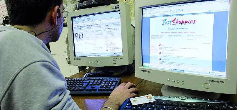 Milano città record per acquisti on line