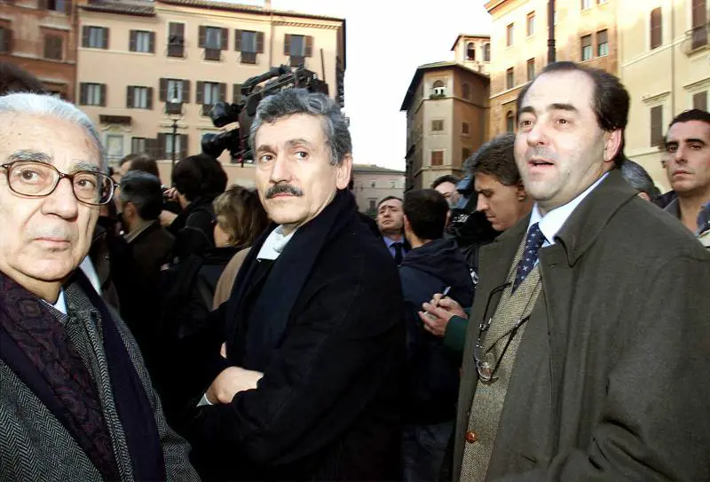 L'idea di D'Alema: a Pdl e Grillo la presidenza delle Camere