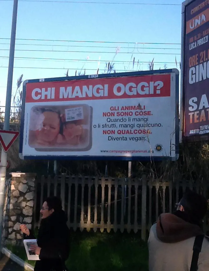 Pubblicità choc dei vegani: pezzi di bebè sottovuoto