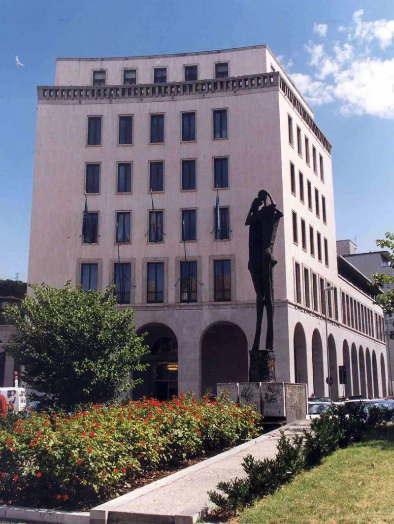 Politici scrocconi: si fanno rimborsare persino una pistola