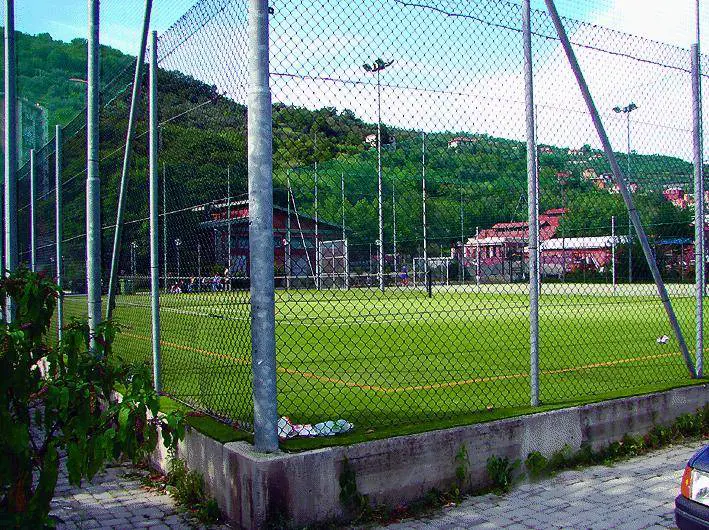 Crolla la porta di un campetto da calcio: muore 12enne