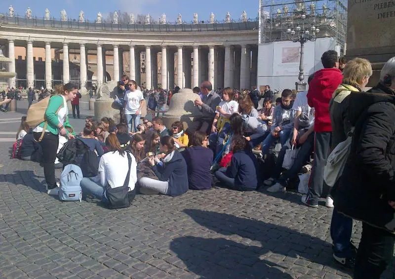 Il popolo dei fedeli prega il Pontefice che non c'è