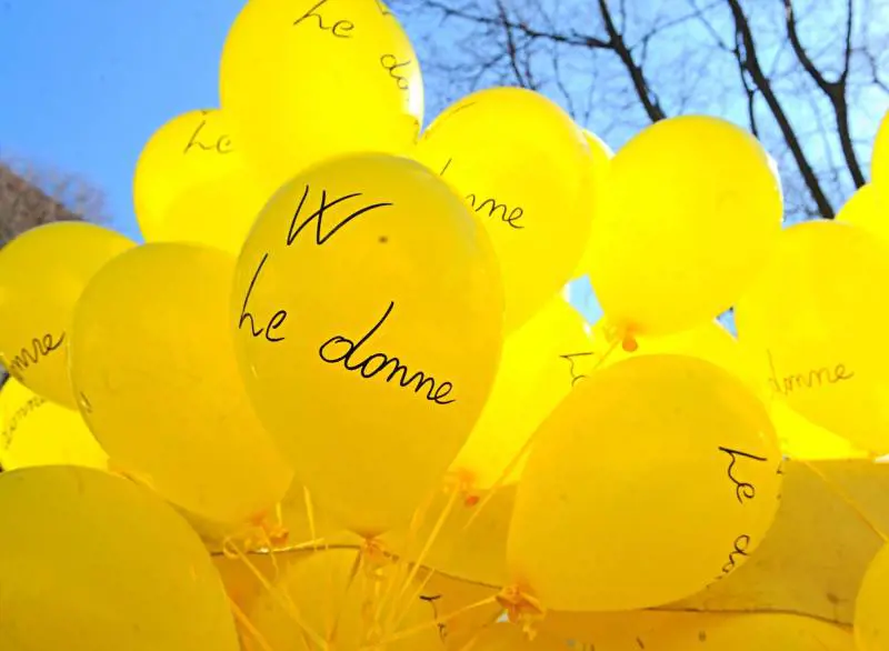 Palloncini gialli per celebrare la Festa della donna