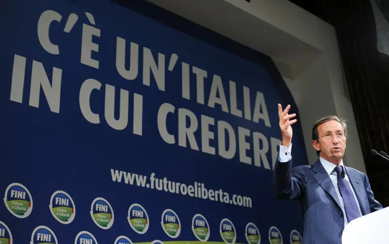 Fini tiene ancora in vita il Fli e non vuole parlare di colpe perché il responsabile è lui