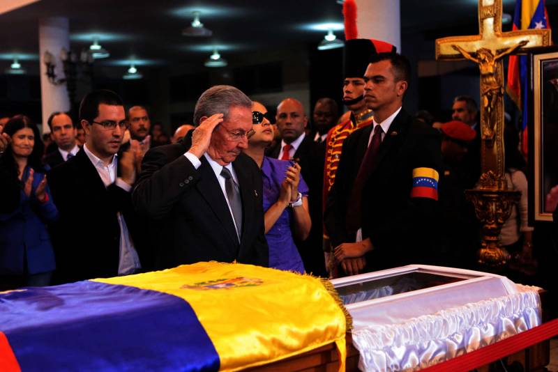Il presidente cubano Raul Castro saluta la salma di Chavez