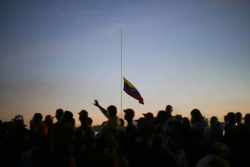 Venezuela, folla fuori dalla camera ardente di Chavez