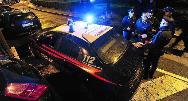 Manager con la pistola in cerca del posto fisso