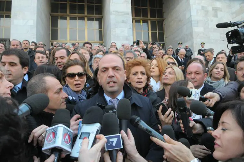 La sinistra che tifa no global s'indigna per i deputati stonati