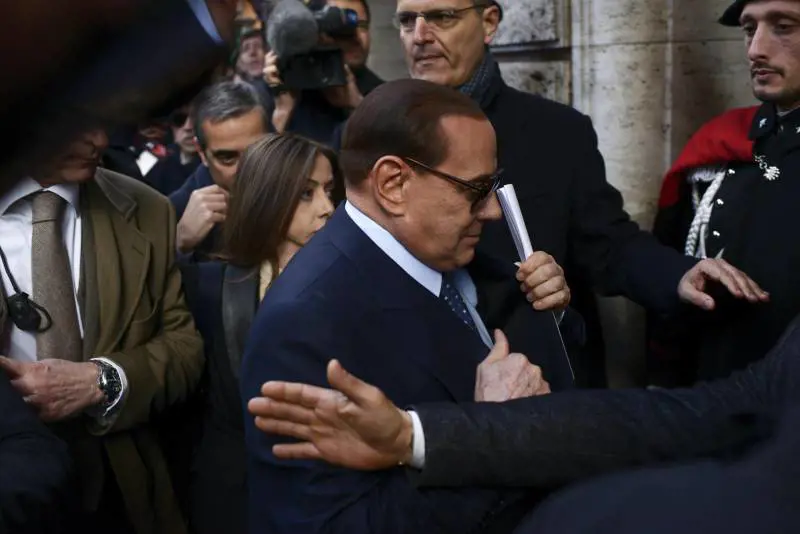 La prima volta del Cavaliere: non era mai stato senatore. E i grillini lo fotografano