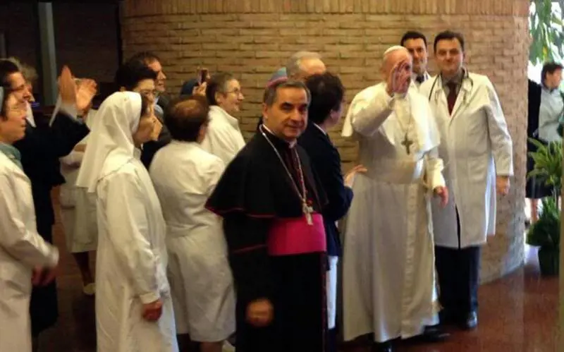Che fatica proteggere il Papa anti protocollo