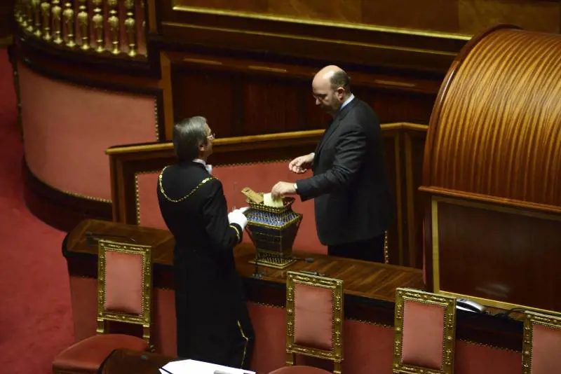 Vito Crimi mentre vota per l'elezione del presidente del Senato