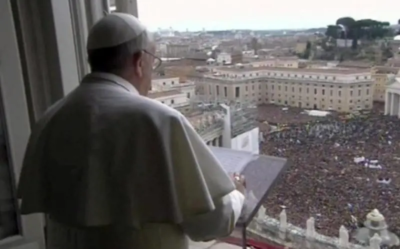 Papa Francesco: "Chi consulta oroscopi e cartomanti affonda"