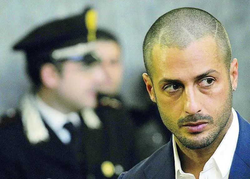 Corona ha tentato il suicidio: trovato con cerotti su bocca e naso