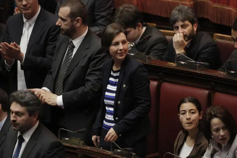 È polemica per la grillina che non stringe la mano alla Bindi 