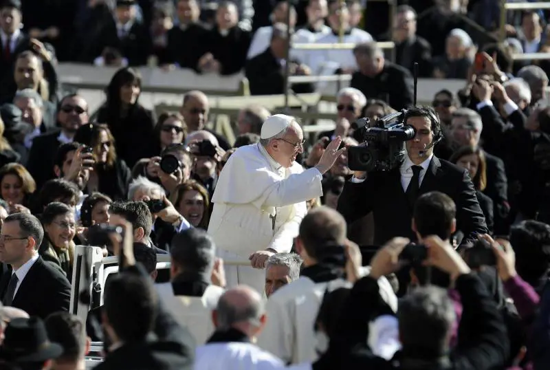 Papa Francesco arriva a bordo della jeep in piazza San Pietro
