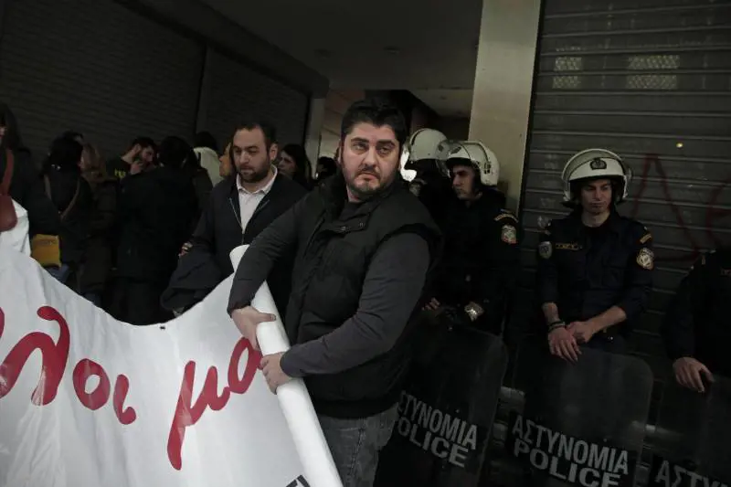 Cipro, tafferugli davanti al Parlamento