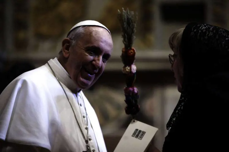 Il Papa conquista i giovani con la nonna
