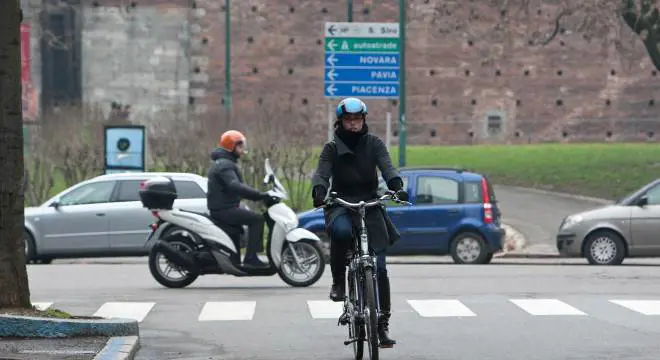 Un cieco fa volantinaggio in moto. Giudice lo assolve: "È solo irresponsabile"