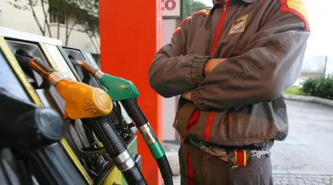 Roma, benzinaio preso a sprangate