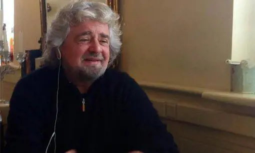 Grillo cita Noam Chomsky: "Democrazia scatola vuota"