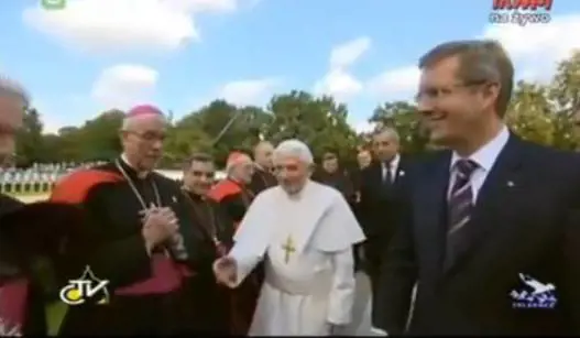 Nessuno vuol dare la mano al Papa