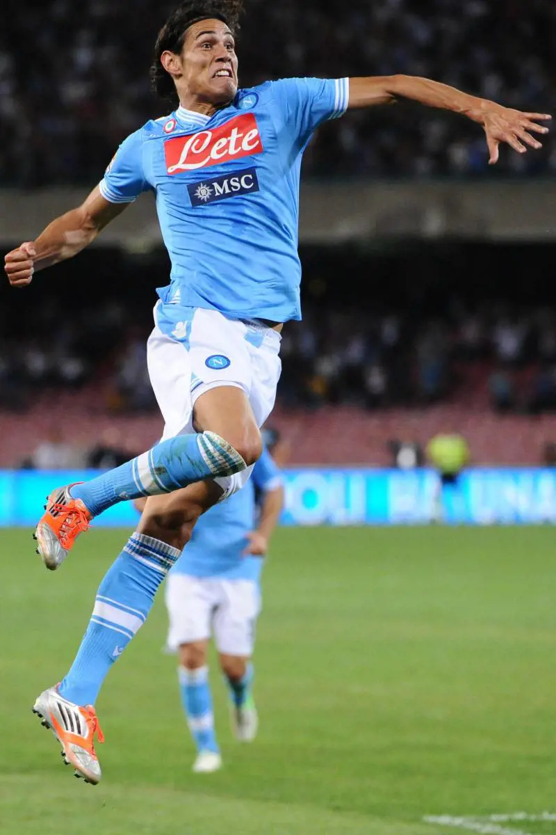 Esultanza per il terzo gol personale di Edinson Cavani