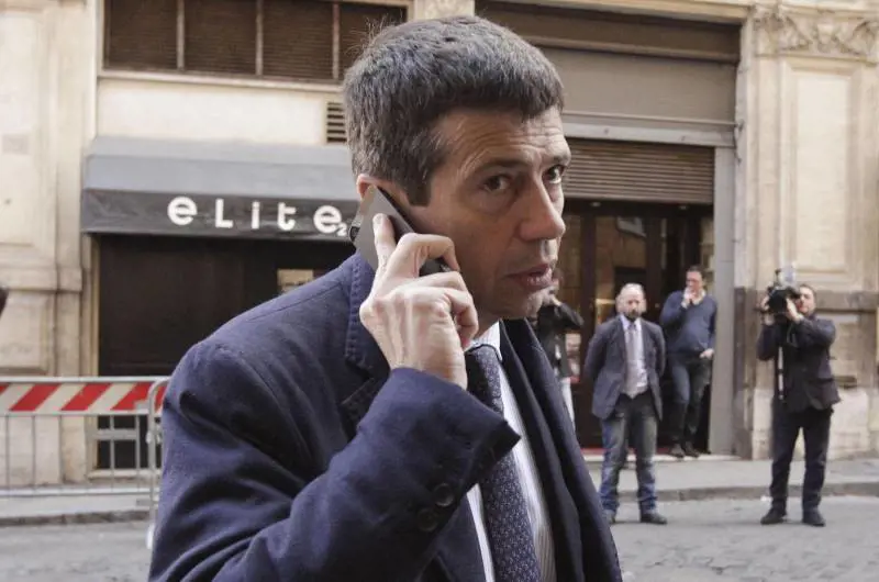 Onorevole Maurizio Lupi di fronte alla sede del Pdl