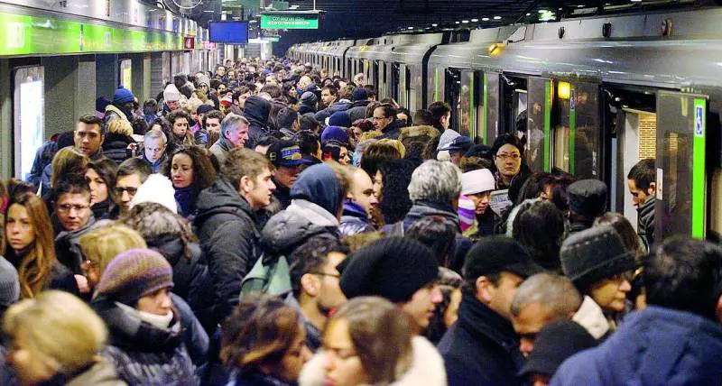 Folla in metropolitana a causa di un guasto a un convoglio