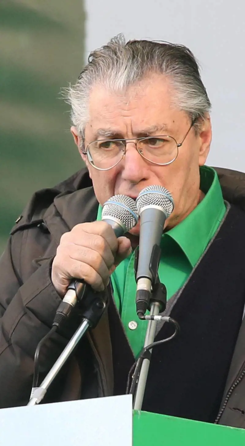 Bossi fonda un nuovo partito. Anzi no